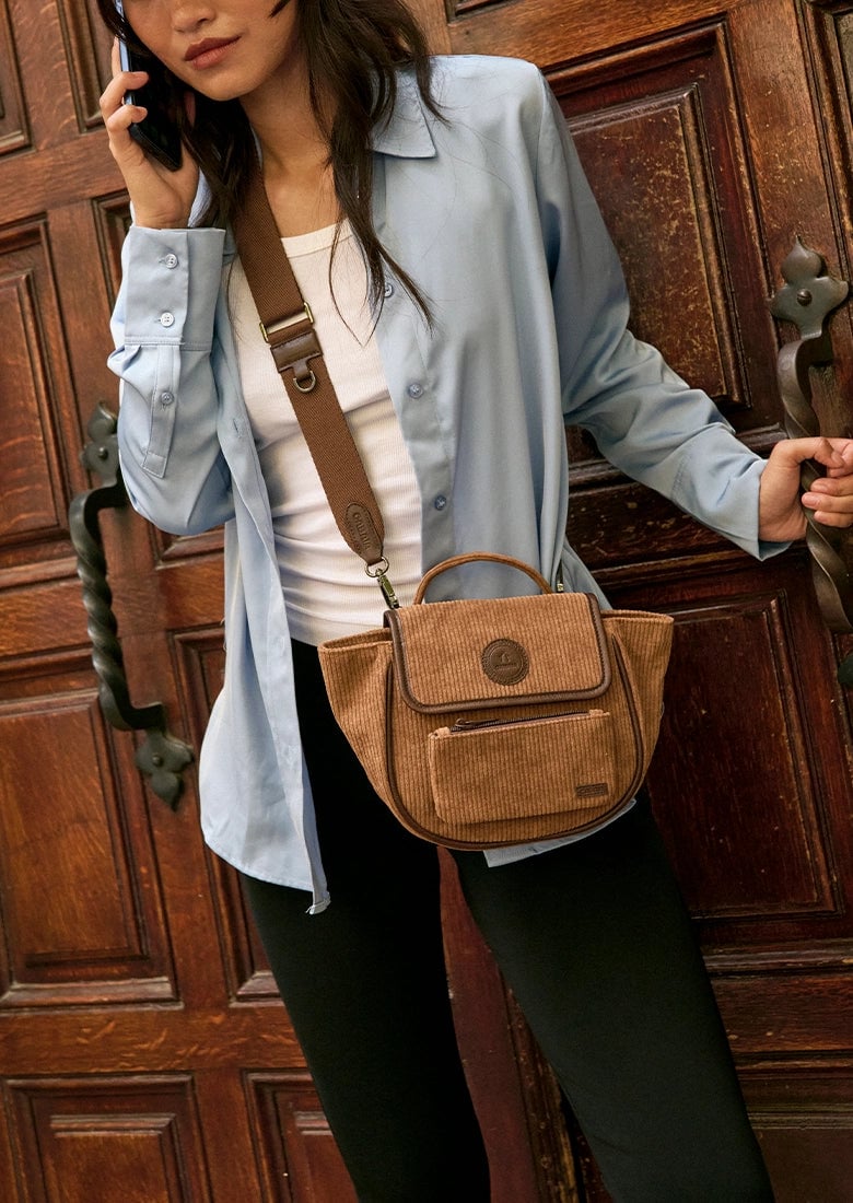 Crossbody Aspen porté en contexte, vue d'ensemble du look